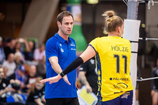 Felix Koslowski Coach SSC Palmberg Schwerin with Annegret Hoelzig SSC Palmberg Schwerin, 11 GER, Allianz MTV Stuttgart SSC Palmberg Schwerin, Volleyball Bundesliga, VBL, DVV Cup semi-finals, 2025 2026 season, 09 12 2025 GER, Allianz MTV Stuttgart SSC Palmberg Schwerin, Volleyball Bundesliga, VBL, DVV Cup semi-finals, 2025 2026 season, 09 12 2025 Stuttgart Copyright: xSandyxDinkelackerx EP_SDR