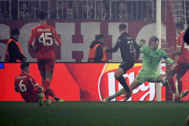 09 12 2025, xemx, Football UEFA Champions League, FC Bayern Muenchen Sporting Lisbon v l Own goal Joshua Kimmich FC Bayern Muenchen Manuel Neuer FC Bayern Muenchen DFL DFB REGULATIONS PROHIBIT ANY USE OF PHOTOGRAPHS as IMAGE SEQUENCES and or QUASI VIDEO Muenchen