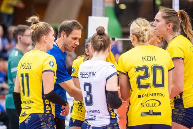 Felix Koslowski Coach SSC Palmberg Schwerin Time-out, Speech to the team GER, Allianz MTV Stuttgart SSC Palmberg Schwerin, Volleyball Bundesliga, VBL, DVV Cup semi-final, 2025 2026 season, 09 12 2025 GER, Allianz MTV Stuttgart SSC Palmberg Schwerin, Volleyball Bundesliga, VBL, DVV Cup semi-final, 2025 2026 season, 09 12 2025 Stuttgart Copyright: xSandyxDinkelackerx EP_SDR