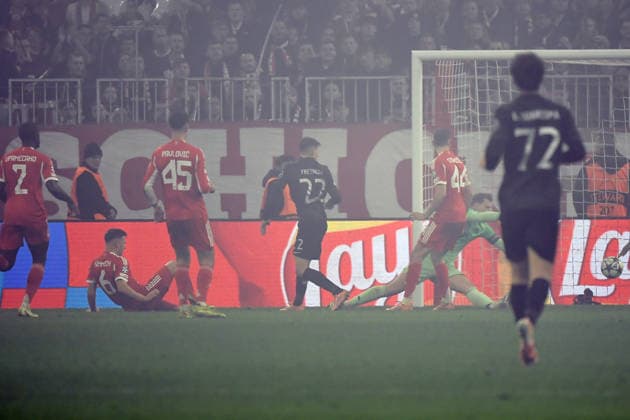 09 12 2025, xemx, Football UEFA Champions League, FC Bayern Muenchen Sporting Lisbon v l Own goal Joshua Kimmich FC Bayern Muenchen Manuel Neuer FC Bayern Muenchen DFL DFB REGULATIONS PROHIBIT ANY USE OF PHOTOGRAPHS as IMAGE SEQUENCES and or QUASI VIDEO Muenchen