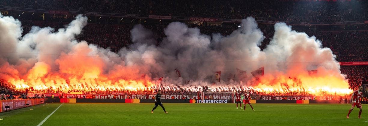 Pyro burned down by FC Bayern Südkurve, Panorama, FC Bayern Muenchen vs Sporting Clube de Portugal, Football, UEFA Champions League, Matchday 6, 09 12 2025 DFB regulations prohibit any use of photographs as image sequences and or quasi video Muenchen Bayern Germany Copyright: xkolbert-press UlrichxGamelx