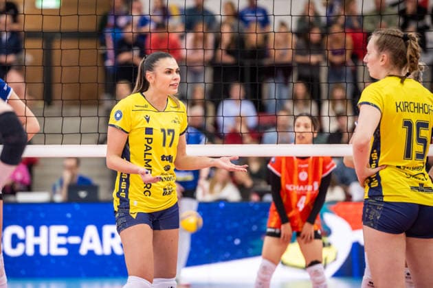 Vedrana Jaksetic SSC Palmberg Schwerin, 17 watches Mia Kirchhoff SSC Palmberg Schwerin, 15 GER, Allianz MTV Stuttgart SSC Palmberg Schwerin, Volleyball Bundesliga, VBL, DVV Cup semi-finals, 2025 2026 season, 09 12 2025 GER, Allianz MTV Stuttgart SSC Palmberg Schwerin, Volleyball Bundesliga, VBL, DVV Cup semi-finals, 2025 2026 season, 09 12 2025 Stuttgart Copyright: xSandyxDinkelackerx EP_SDR