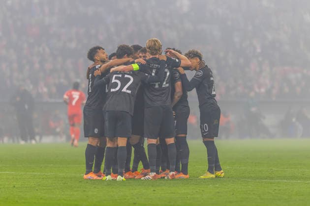 Dortmund, Germany 09 December 2025 Champions League 2025 2026 FC Bayern Munich vs Sporting Lisbon In the picture The Lisbon players cheer after Kimmich FCBs own goal to 0 1 with his Allianz Arena Bayern Copyright: xFotostandx xSchäferx