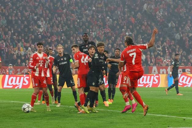 Serge Gnabry 7 FC Bayern Muenchen scores the equalizer 1 1, FC Bayern Muenchen vs Sporting Lisbon, Football, Champions League, Matchday 6, 09 12 2025 Muenchen Bayern Germany Copyright: xkolbert-press ChristianxKolbertx