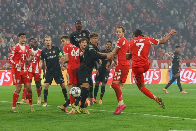 Serge Gnabry 7 FC Bayern Muenchen scores the equalizer 1 1, FC Bayern Muenchen vs Sporting Lisbon, Football, Champions League, Matchday 6, 09 12 2025 Muenchen Bayern Germany Copyright: xkolbert-press ChristianxKolbertx