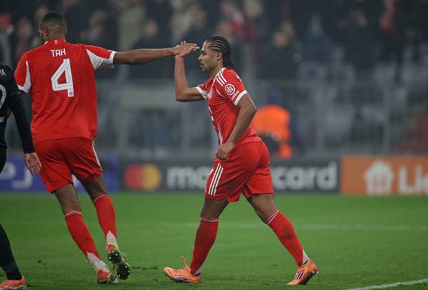 Football, Men, Champions League, Season 2025 2026, FC Bayern Munich Sporting Lisbon, Matchday 6, Allianz Arena 1 1 by Serge Gnabry FC Bayern Munich , Goal, equalizer, high-five with Jonathan Tah FC Bayern Munich li