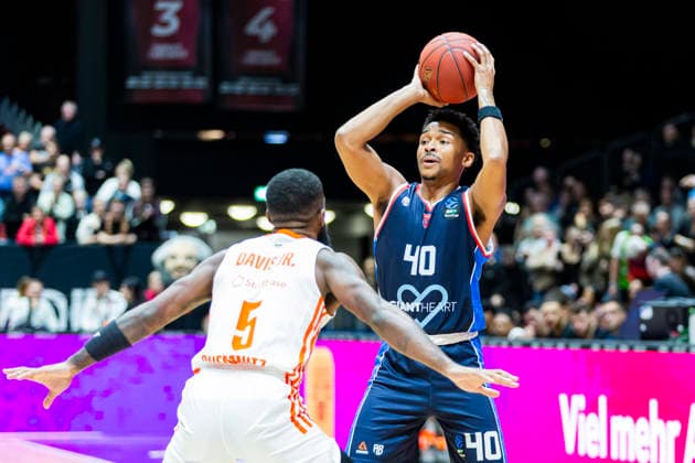 09 12 2025, xomx, Basketball EuroCup 2025, Niners Chemnitz Panionios Athens v l JAYLEN HANDS Panionios Cosmorama Travel Athens on the ball Corey Davis Jr Niners Chemnitz Chemnitz