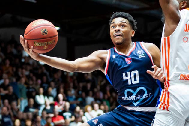 09 12 2025, xomx, Basketball EuroCup 2025, Niners Chemnitz Panionios Athens v l JAYLEN HANDS Panionios Cosmorama Travel Athens on the ball in a duel with Corey Davis Jr Niners Chemnitz Chemnitz