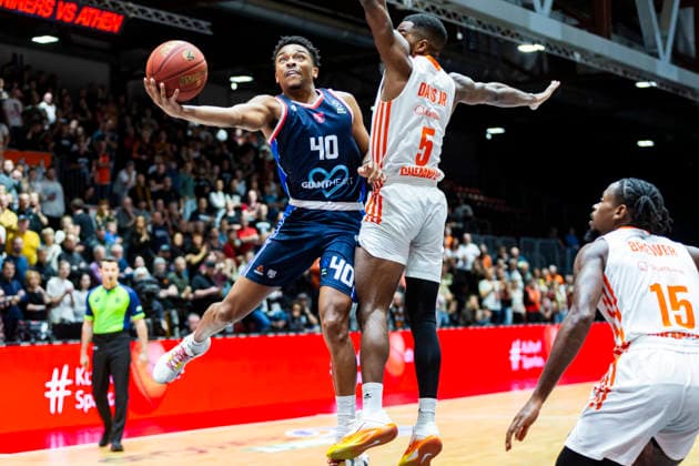 09.12.2025, xomx, Basketball EuroCup 2025, Niners Chemnitz - Panionios Athen v.l. JAYLEN HANDS (Panionios Cosmorama Travel Athens) am Ball im Zweikampf mit Corey Davis Jr. (Niners Chemnitz). Tyron Brewer (Niners Chemnitz) Chemnitz *** 09 12 2025, xomx, Basketball EuroCup 2025, Niners Chemnitz Panionios Athens v l JAYLEN HANDS Panionios Cosmorama Travel Athens on the ball in a duel with Corey Davis Jr Niners Chemnitz Tyron Brewer Niners Chemnitz Chemnitz