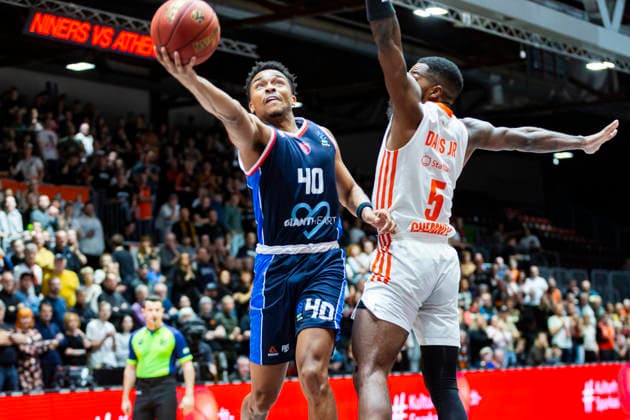 09 12 2025, xomx, Basketball EuroCup 2025, Niners Chemnitz Panionios Athens v l JAYLEN HANDS Panionios Cosmorama Travel Athens on the ball in a duel with Corey Davis Jr Niners Chemnitz Chemnitz