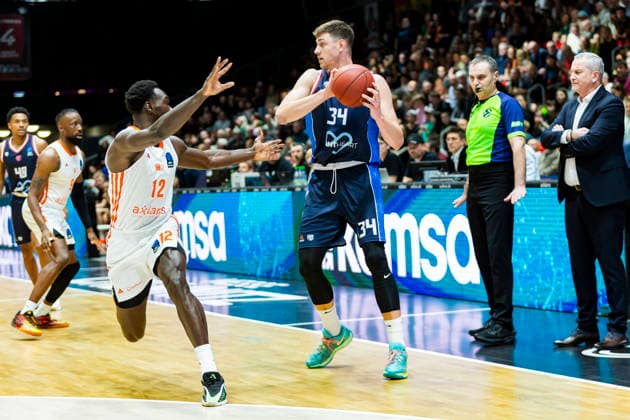 09 12 2025, xomx, Basketball EuroCup 2025, Niners Chemnitz Panionios Athens v l JACKSON KREUSER Panionios Cosmorama Travel Athens on the ball in a duel with Amadou Sow Niners Chemnitz Chemnitz