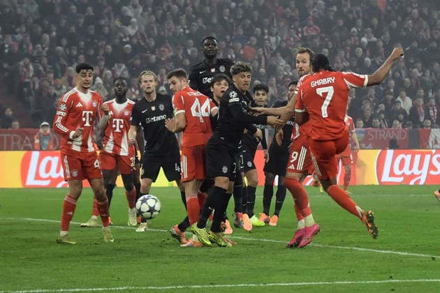 09 12 2025, xemx, Football UEFA Champions League, FC Bayern Muenchen Sporting Lisbon v l Serge Gnabry FC Bayern Muenchen Torschuetze, erzielt das Tor, Treffer, scores the goal 1 1 DFL DFB REGULATIONS PROHIBIT ANY USE OF PHOTOGRAPHS as IMAGE SEQUENCES and or QUASI VIDEO Muenchen