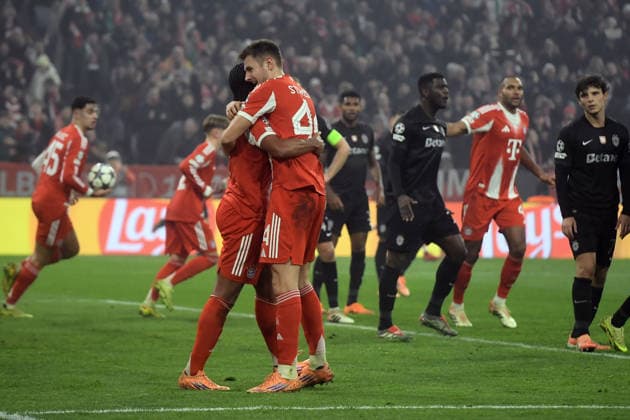 09 12 2025, xemx, Football UEFA Champions League, FC Bayern Muenchen Sporting Lisbon v l Goal celebration after the goal celebrating the goal celebrate 1 1 by Serge Gnabry FC Bayern Muenchen Josip Stanisic FC Bayern Muenchen DFL DFB REGULATIONS PROHIBIT ANY USE OF PHOTOGRAPHS as IMAGE SEQUENCES and or QUASI VIDEO Muenchen