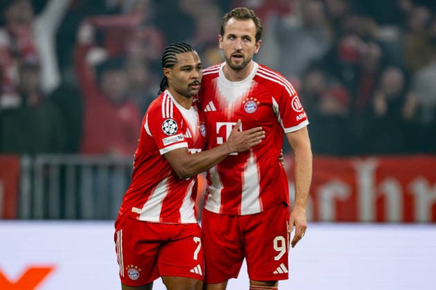 Harry Kane FC Bayern Muenchen, 9 celebrates with Serge Gnabry FC Bayern Muenchen, 7 his goal to equalize 1 1 GER, FC Bayern Muenchen vs Sporting Lisbon SCP, Football, Champions League, League Phase 6 Matchday, Season 2025 2026, 09 12 2025 DFL DFB REGULATIONS PROHIBIT ANY USE OF PHOTOGRAPHS as IMAGE SEQUENCES and or QUASI VIDEO GER, FC Bayern Muenchen vs Sporting Lisbon SCP, Football, Champions League, League Phase 6 Matchday, Season 2025 2026, 09 12 2025 Muenchen Copyright: xEibner-Pressefoto HeikexFeinerx EP_HFR