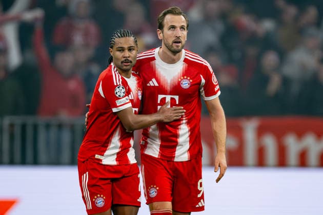Harry Kane FC Bayern Muenchen, 9 celebrates with Serge Gnabry FC Bayern Muenchen, 7 his goal to equalize 1 1 GER, FC Bayern Muenchen vs Sporting Lisbon SCP, Football, Champions League, League Phase 6 Matchday, Season 2025 2026, 09 12 2025 DFL DFB REGULATIONS PROHIBIT ANY USE OF PHOTOGRAPHS as IMAGE SEQUENCES and or QUASI VIDEO GER, FC Bayern Muenchen vs Sporting Lisbon SCP, Football, Champions League, League Phase 6 Matchday, Season 2025 2026, 09 12 2025 Muenchen Copyright: xEibner-Pressefoto HeikexFeinerx EP_HFR