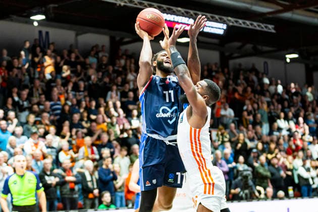 09 12 2025, xomx, Basketball EuroCup 2025, Niners Chemnitz Panionios Athens v l MATT LEWIS Panionios Cosmorama Travel Athens and Corey Davis Jr Niners Chemnitz in a duel on the ball Chemnitz
