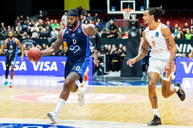 09 12 2025, xomx, Basketball EuroCup 2025, Niners Chemnitz Panionios Athens v l NATE WATSON Panionios Cosmorama Travel Athens on the ball Kevin Yebo Niners Chemnitz Chemnitz