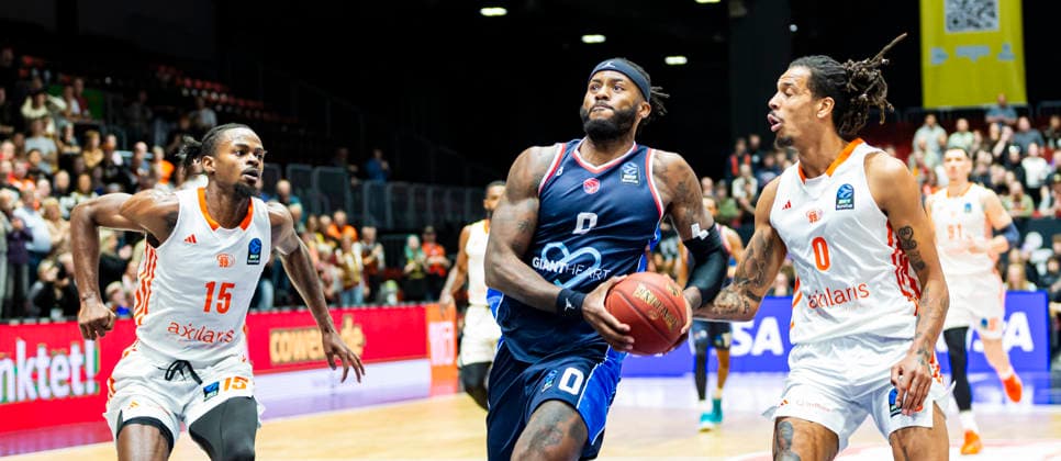 09 12 2025, xomx, Basketball EuroCup 2025, Niners Chemnitz Panionios Athens v l NATE WATSON Panionios Cosmorama Travel Athens on the ball Kevin Yebo Niners Chemnitz Chemnitz