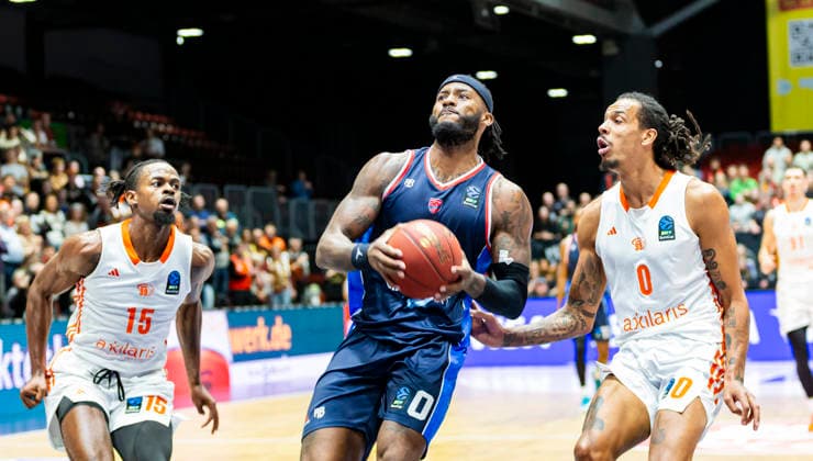 09 12 2025, xomx, Basketball EuroCup 2025, Niners Chemnitz Panionios Athens v l NATE WATSON Panionios Cosmorama Travel Athens on the ball Kevin Yebo Niners Chemnitz Chemnitz
