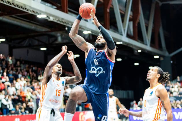 09 12 2025, xomx, Basketball EuroCup 2025, Niners Chemnitz Panionios Athens v l NATE WATSON Panionios Cosmorama Travel Athens on the ball Kevin Yebo Niners Chemnitz Chemnitz