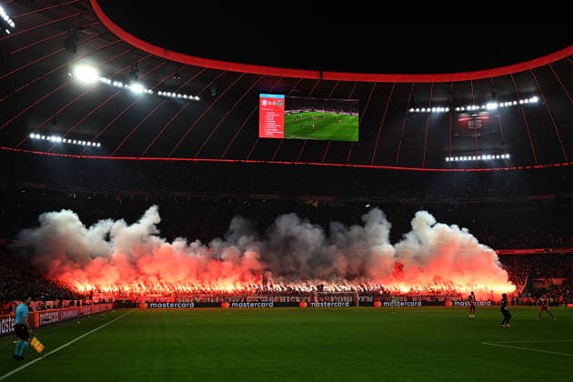 09 12 2025, xjrdrx, Football UEFA Champions League, FC Bayern Muenchen Sporting Lissabon v l Bayern Muenchen München, Fans, Atmosphere, Scarves, Emotions, Spectators, Visitors, Ultras, Schickeria zuenden Pyrotechnics, Benglos, Smoke, Fog, Fireworks DFL DFB REGULATIONS PROHIBIT ANY USE OF PHOTOGRAPHS as IMAGE SEQUENCES and or QUASI VIDEO Muenchen
