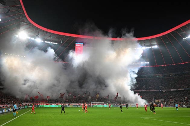 09 12 2025, xjrdrx, Football UEFA Champions League, FC Bayern Muenchen Sporting Lissabon v l Bayern Muenchen München, Fans, Atmosphere, Scarves, Emotions, Spectators, Visitors, Ultras, Schickeria zuenden Pyrotechnics, Benglos, Smoke, Fog, Fireworks DFL DFB REGULATIONS PROHIBIT ANY USE OF PHOTOGRAPHS as IMAGE SEQUENCES and or QUASI VIDEO Muenchen