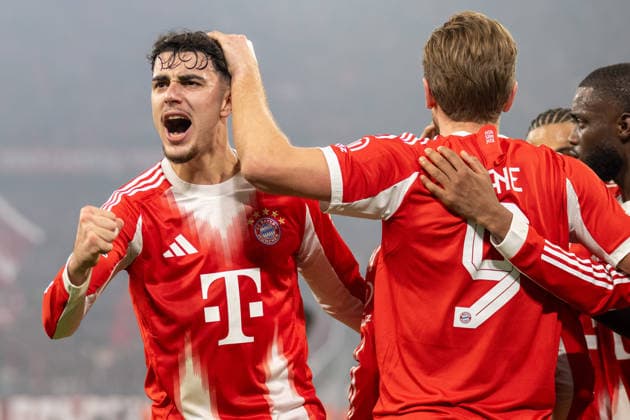 Goal celebration for 2 1 Aleksandar Pavlovic 45 FC Bayern Muenchen , FC Bayern Muenchen vs Sporting Clube de Portugal, Football, UEFA Champions League, Matchday 6, 09 12 2025 DFB regulations prohibit any use of photographs as image sequences and or quasi video Muenchen Bayern Germany Copyright: xkolbert-press UlrichxGamelx