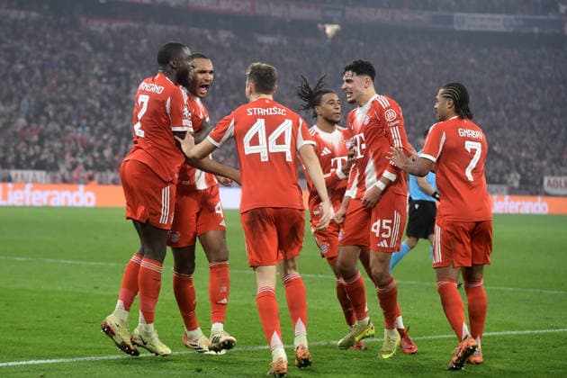 09 12 2025, xemx, Football UEFA Champions League, FC Bayern Muenchen Sporting Lisbon v l Goal celebration after the goal to celebrate the goal celebrate 3 1 by Jonathan Tah FC Bayern Muenchen DFL DFB REGULATIONS PROHIBIT ANY USE OF PHOTOGRAPHS as IMAGE SEQUENCES and or QUASI VIDEO Muenchen