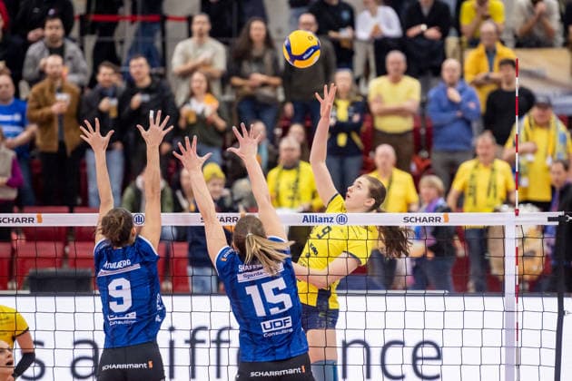 Leana Grozer SSC Palmberg Schwerin, 09 vs Stuttgart block of Anna Koulberg Allianz MTV Stuttgart, 09 , left and Melani Shaffmaster Allianz MTV Stuttgart, 15 , right GER, Allianz MTV Stuttgart SSC Palmberg Schwerin, Volleyball Bundesliga, VBL, DVV Cup semi-finals, 2025 2026 season, 09 12 2025 GER, Allianz MTV Stuttgart SSC Palmberg Schwerin, Volleyball Bundesliga, VBL, DVV Cup semi-finals, 2025 2026 season, 09 12 2025 Stuttgart Copyright: xSandyxDinkelackerx EP_SDR