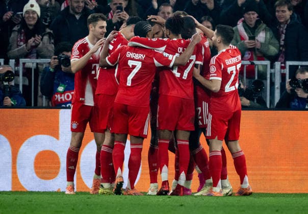 Bayern celebrate with Jonathan Tah FC Bayern Muenchen, 4 his goal for 3 1 GER, FC Bayern Muenchen vs Sporting Lisbon SCP, Football, Champions League, League Phase 6 Matchday, Season 2025 2026, 09 12 2025 DFL DFB REGULATIONS PROHIBIT ANY USE OF PHOTOGRAPHS as IMAGE SEQUENCES and or QUASI VIDEO GER, FC Bayern Muenchen vs Sporting Lisbon SCP, Football, Champions League, League Phase 6 Matchday, Season 2025 2026, 09 12 2025 Muenchen Copyright: xEibner-Pressefoto HeikexFeinerx EP_HFR