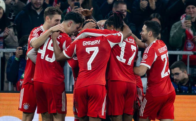 Bayern celebrate with Jonathan Tah FC Bayern Muenchen, 4 his goal for 3 1 GER, FC Bayern Muenchen vs Sporting Lisbon SCP, Football, Champions League, League Phase 6 Matchday, Season 2025 2026, 09 12 2025 DFL DFB REGULATIONS PROHIBIT ANY USE OF PHOTOGRAPHS as IMAGE SEQUENCES and or QUASI VIDEO GER, FC Bayern Muenchen vs Sporting Lisbon SCP, Football, Champions League, League Phase 6 Matchday, Season 2025 2026, 09 12 2025 Muenchen Copyright: xEibner-Pressefoto HeikexFeinerx EP_HFR