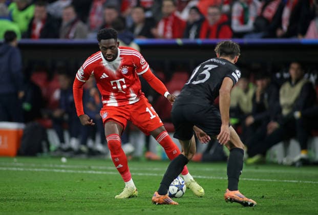 Football, Men, Champions League, Season 2025 2026, FC Bayern Munich Sporting Lisbon, Matchday 6, Allianz Arena Alphonso Davies FC Bayern Munich on his comeback here against Georgios Vagiannidis Sporting Lisbon