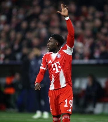 Football, Men, Champions League, Season 2025 2026, FC Bayern Munich Sporting Lisbon, Matchday 6, Allianz Arena Alphonso Davies FC Bayern Munich raises his left arm on his comeback
