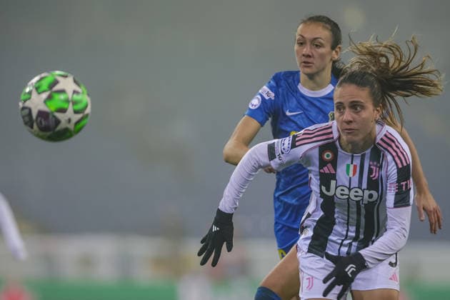 SOCCER - WCL, St.Poelten vs Juventus SANKT POELTEN,AUSTRIA,09.DEC.25 - SOCCER - UEFA Women s Champions League, SKN Sankt Poelten vs Juventus Turin FC. Image shows Fanni Nagy (St.Poelten) and Estela Carbonell (Juventus).  GEPAxpictures xManuelxBinder