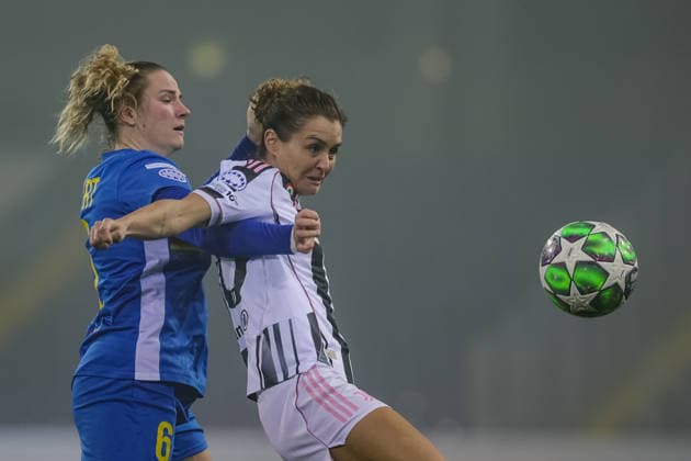 SOCCER - WCL, St.Poelten vs Juventus SANKT POELTEN,AUSTRIA,09.DEC.25 - SOCCER - UEFA Women s Champions League, SKN Sankt Poelten vs Juventus Turin FC. Image shows Lisa Ebert (St.Poelten) and Christiana Girelli (Juventus).  GEPAxpictures xManuelxBinder