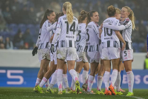 SOCCER - WCL, St.Poelten vs Juventus SANKT POELTEN,AUSTRIA,09.DEC.25 - SOCCER - UEFA Women s Champions League, SKN Sankt Poelten vs Juventus Turin FC. Image shows the rejoicing of the team Juventus.  GEPAxpictures xManuelxBinder