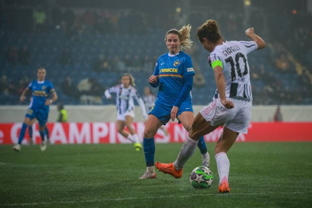 SOCCER - WCL, St.Poelten vs Juventus SANKT POELTEN,AUSTRIA,09.DEC.25 - SOCCER - UEFA Women s Champions League, SKN Sankt Poelten vs Juventus Turin FC. Image shows Lisa Ebert (St.Poelten) and Christiana Girelli (Juventus).  GEPAxpictures xManuelxBinder