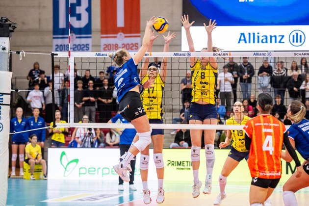 Antonia Stautz Allianz MTV Stuttgart, 06 against Vedrana Jaksetic SSC Palmberg Schwerin, 17 and Britte Mayke Stuut SSC Palmberg Schwerin, 08 GER, Allianz MTV Stuttgart SSC Palmberg Schwerin, Volleyball Bundesliga, VBL, DVV Cup semi-finals, 2025 2026 season, 09 12 2025 GER, Allianz MTV Stuttgart SSC Palmberg Schwerin, Volleyball Bundesliga, VBL, DVV Cup semi-finals, 2025 2026 season, 09 12 2025 Stuttgart Copyright: xSandyxDinkelackerx EP_SDR