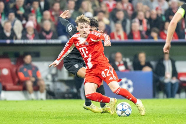 Karl Lennart 42 FC Bayern Muenchen in duel with Joao Simoes 52 Sporting Clube de Portugal , FC Bayern Muenchen vs Sporting Clube de Portugal, Soccer, UEFA Champions League, Matchday 6, 09 12 2025 DFB regulations prohibit any use of photographs as image sequences and or quasi video Muenchen Bayern Germany Copyright: xkolbert-press UlrichxGamelx