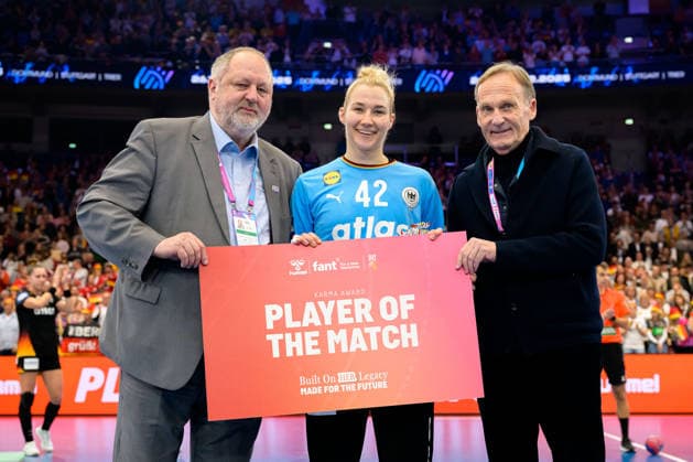 Handball, Womens World Championship, Quarterfinals Germany Brazil from left DHB President Andreas Michelmann, Goalkeeper Katharina Filter Germany Player of the Match, Hans Joachim Watzke Dortmund Westfalenhalle Nordrhein Westfalen Germany