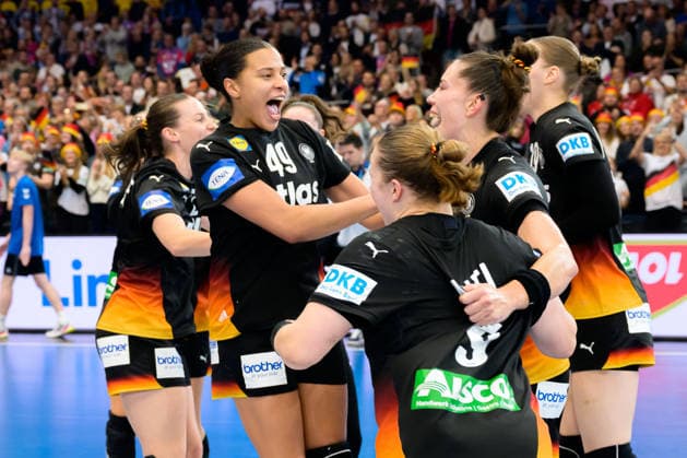 Handball, Womens World Championship, Quarterfinals Germany Brazil Aimee von Pereira Germany , Emily Vogel Germany , Lisa Antl Germany Final cheer Final cheer Emotion Joy Dortmund Westfalenhalle Nordrhein Westfalen Germany