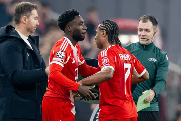 Alphonso Davies FC Bayern Muenchen, 19 on his substitution for Serge Gnabry FC Bayern Muenchen, 7 after a 9-month injury break following a cruciate ligament rupture GER, FC Bayern Muenchen vs Sporting Lisbon SCP, Football, Champions League, League Phase 6 Matchday, Season 2025 2026, 09 12 2025 DFL DFB REGULATIONS PROHIBIT ANY USE OF PHOTOGRAPHS as IMAGE SEQUENCES and or QUASI VIDEO GER, FC Bayern Muenchen vs Sporting Lisbon SCP, Football, Champions League, League Phase 6 Matchday, Season 2025 2026, 09 12 2025 Muenchen Copyright: xEibner-Pressefoto HeikexFeinerx EP_HFR
