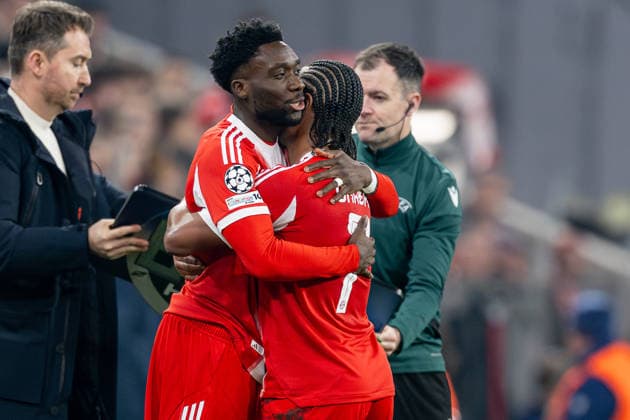 Alphonso Davies FC Bayern Muenchen, 19 on his substitution for Serge Gnabry FC Bayern Muenchen, 7 after a 9-month injury break following a cruciate ligament rupture GER, FC Bayern Muenchen vs Sporting Lisbon SCP, Football, Champions League, League Phase 6 Matchday, Season 2025 2026, 09 12 2025 DFL DFB REGULATIONS PROHIBIT ANY USE OF PHOTOGRAPHS as IMAGE SEQUENCES and or QUASI VIDEO GER, FC Bayern Muenchen vs Sporting Lisbon SCP, Football, Champions League, League Phase 6 Matchday, Season 2025 2026, 09 12 2025 Muenchen Copyright: xEibner-Pressefoto HeikexFeinerx EP_HFR