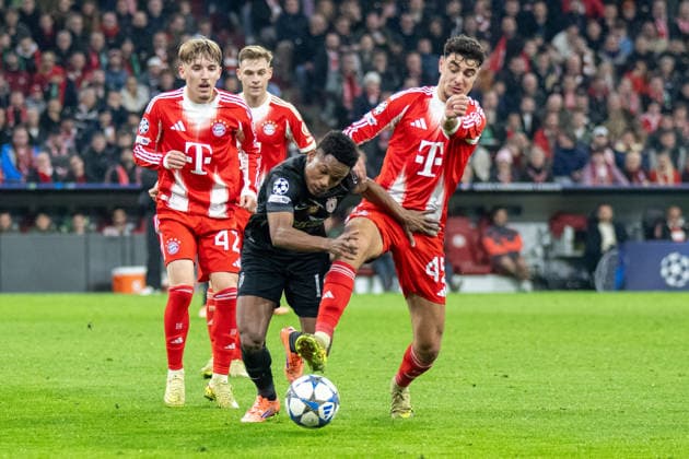 Aleksandar Pavlovic 45 FC Bayern Muenchen in duel with Geny Catamo 10 Sporting Clube de Portugal , FC Bayern Muenchen vs Sporting Clube de Portugal, Football, UEFA Champions League, Matchday 6, 09 12 2025 DFB regulations prohibit any use of photographs as image sequences and or quasi video Muenchen Bayern Germany Copyright: xkolbert-press UlrichxGamelx