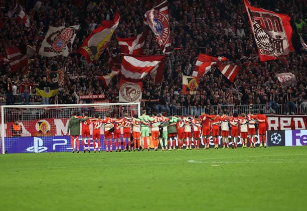 Football, Men, Champions League, Season 2025 2026, FC Bayern Munich Sporting Lisbon, Matchday 6, Allianz Arena The FC Bayern Munich team celebrating in front of the South Curve with the fans after the match