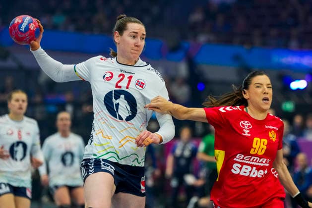 Women s Handball World Championship 2025 Norway Montenegro Dortmund, Germany 20251209 Norway s Ingvild Kristiansen Bakkerud and Montenegro s Itana Grbic during the quarter final of the Women s Handball World Championship between Norway and Montenegro in Westfalenhalle Photo Beate Oma Dahle NTB Dortmund Germany EDITORIAL USE ONLY RESTRICTED USE FOR BETTING COMPANIES  Copyright: xBeatexOmaxDahlex xNTBx