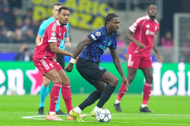 Inter Milan s Marcus Thuram fights for the ball with Liverpool s Ryan Gravenberch during the Uefa Champions League soccer match between Inter and Liverpool at the San Siro Stadium in Milan , north Italy - Tuesday , December 09 , 2025. - Soccer .  Copyright: xSpada LaPressex