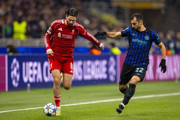 Football - UEFA Champions League - League Phase - Internazionale Milano v Liverpool FC MILAN, ITALY - Tuesday, December 9, 2025: Liverpool s Dominik Szoboszlai is challenged by Internazionale Milano s Henrikh Mkhitaryan (R) during the UEFA Champions League game between Internazionale Milano and Liverpool FC at the Stadio San Siro. (Photo by David Rawcliffe Propaganda) ITALY Stadio San Siro LOMBARDY ITALY  Copyright: xDavidxRawcliffex P2025-12-09-Inter_Liverpool-8