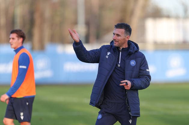 Christian Eichner Karlsruher SC, Head Coach with instructions to the team, Karlsruher SC Football, 2 Bundesliga, Training, 2025 2026, 09 12 2025, DFL REGULATIONS PROHIBIT ANY USE OF PHOTOGRAPHS AS IMAGE SEQUENCES AND OR QUASI VIDEO, Karlsruher SC Football, 2 Bundesliga, Training, 09 12 2025 Karlsruhe Copyright: xEibner-Pressefoto JanxPrihodax EP_JPA
