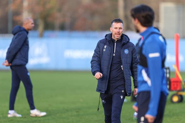 Christian Eichner Karlsruher SC, Head coach gives instructions in training, Karlsruher SC Football, 2 Bundesliga, Training, 2025 2026, 09 12 2025, DFL REGULATIONS PROHIBIT ANY USE OF PHOTOGRAPHS AS IMAGE SEQUENCES AND OR QUASI VIDEO, Karlsruher SC Football, 2 Bundesliga, Training, 09 12 2025 Karlsruhe Copyright: xEibner-Pressefoto JanxPrihodax EP_JPA
